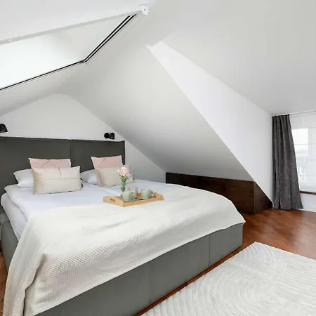 Family Two-level With Air Conditioning By Renters Apartmán