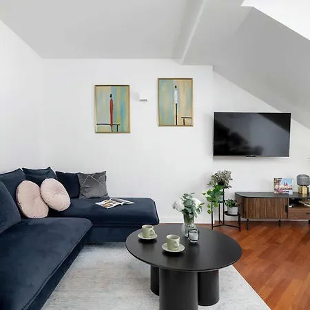 Family Two-level With Air Conditioning By Renters