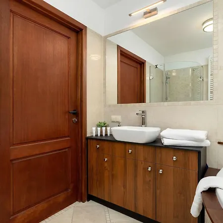 Family Two-level With Air Conditioning By Renters *